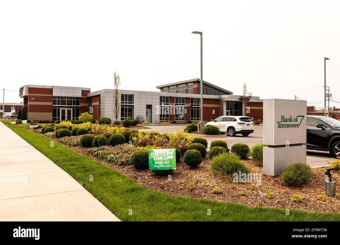 KINGSPORT, TN, USA--8 APRIL 2021: A branch of the Bank of Tennessee, showing street sign, building and parking lot. Stock Photo