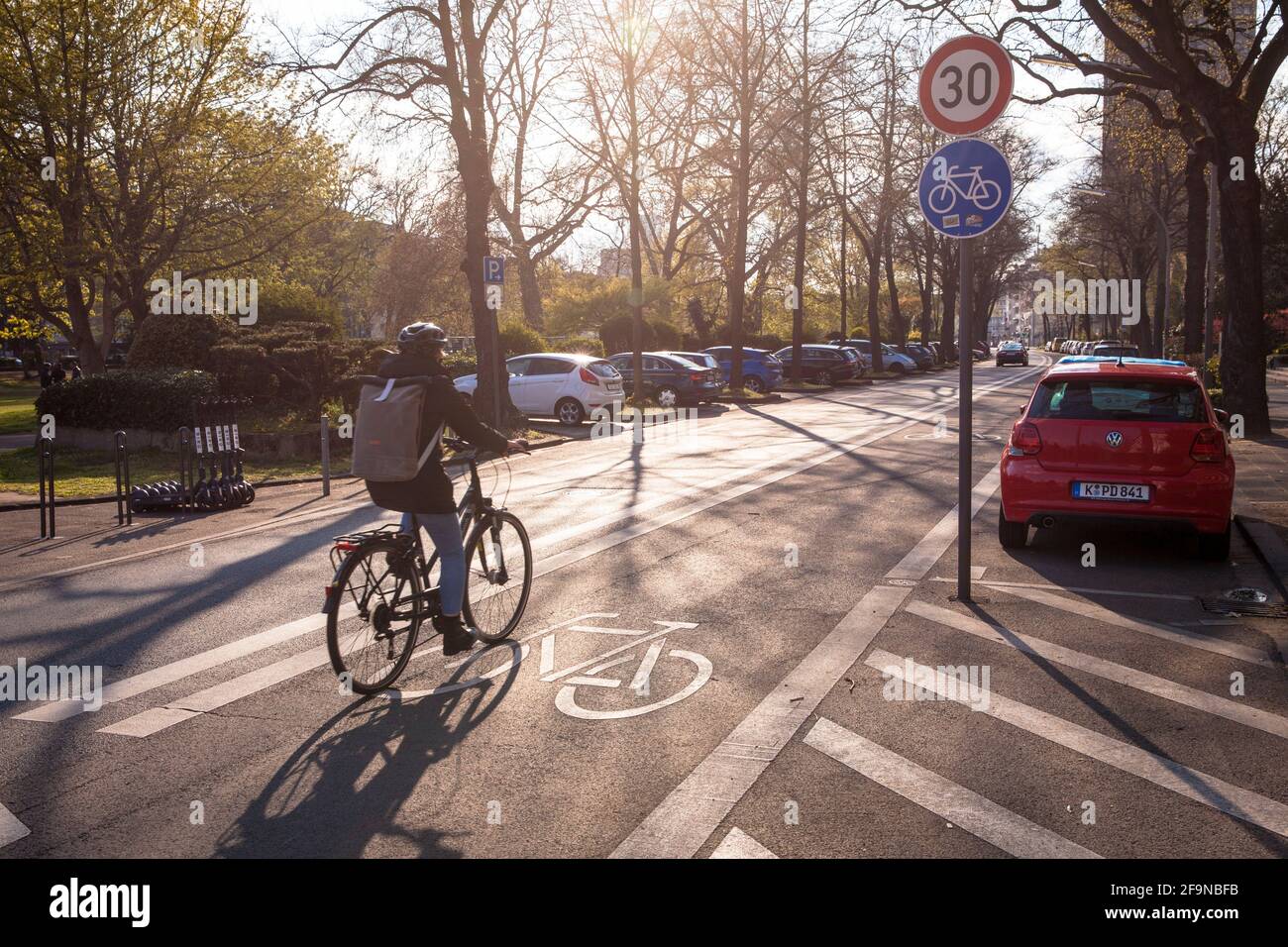 widened cycle track on the street Theodor-Heuss-Ring, Cologne, Germany. verbreiterter Radweg am Theodor-Heuss-Ring, Koeln, Deutschland. Stock Photo