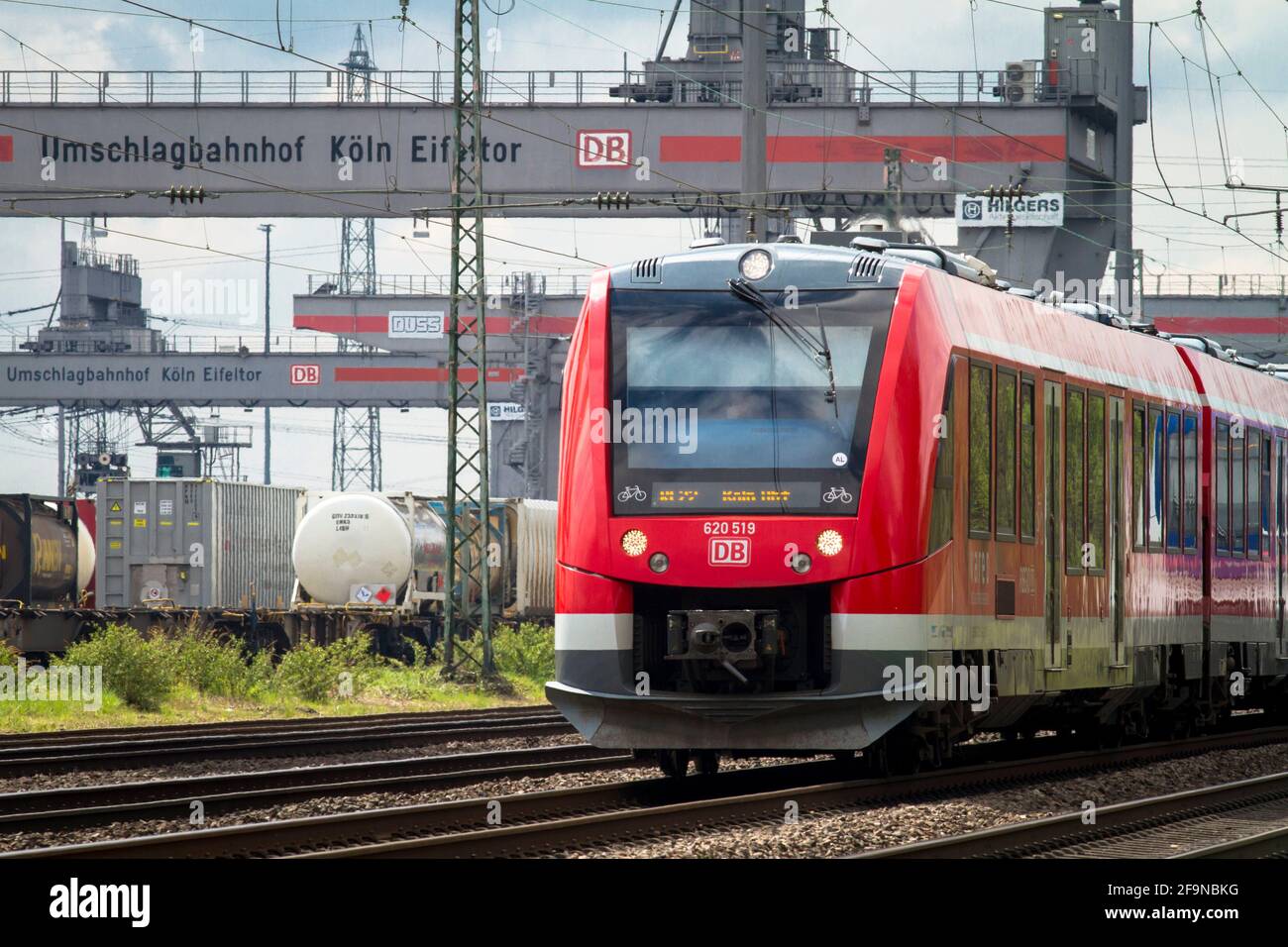 freight station Cologne Eifeltor, it is Germany's largest freight station for combined rail-road freight, regional train, Cologne, Germany. der Gueter Stock Photo