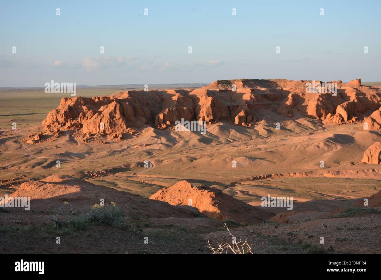 The Bayanzag / Flaming Cliffs area of the Gobi Desert in the Ömnögovi Province of Mongolia, where important fossil finds have been made. Stock Photo