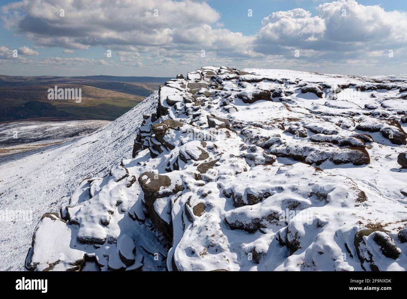 Snow on the northern edge of Kinder Scout, High Peak, Derbyshire, England. Stock Photo