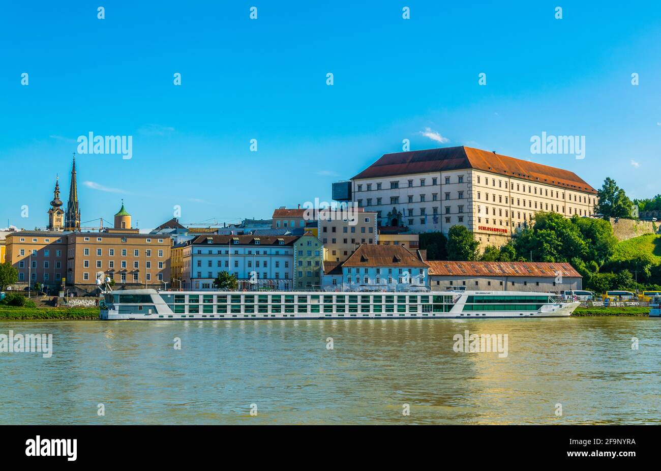 Riverside view of the Schloss museum in the Austrian city Linz Stock ...