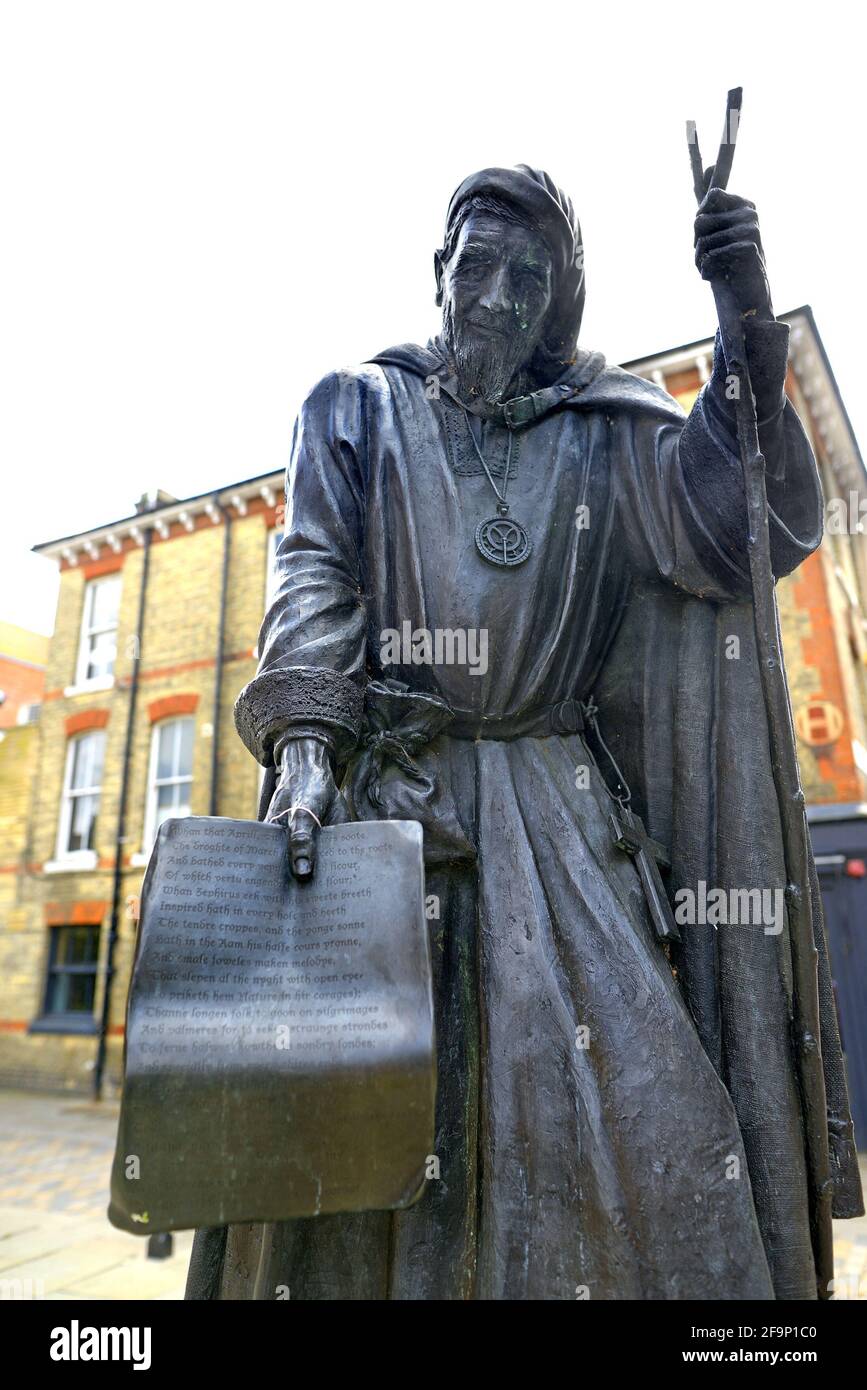 Canterbury, Kent, UK. Statue of Geoffrey Chaucer (Sam Holland: 2016) in the High Street. Figures of the pilgrims around the base (Lynn O'Dowd) are mod Stock Photo