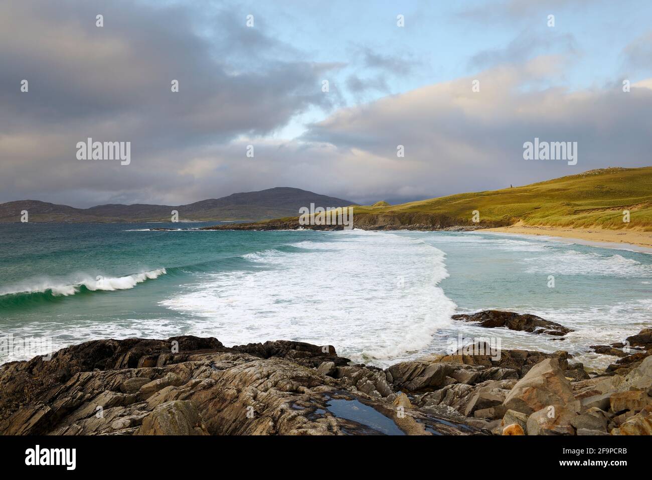 Traigh Iar beach on Harris, Outer Hebrides, Scotland. MacLeods Stone Clach Mhic Leoid prehistoric standing stone visible on skyline above beach end Stock Photo