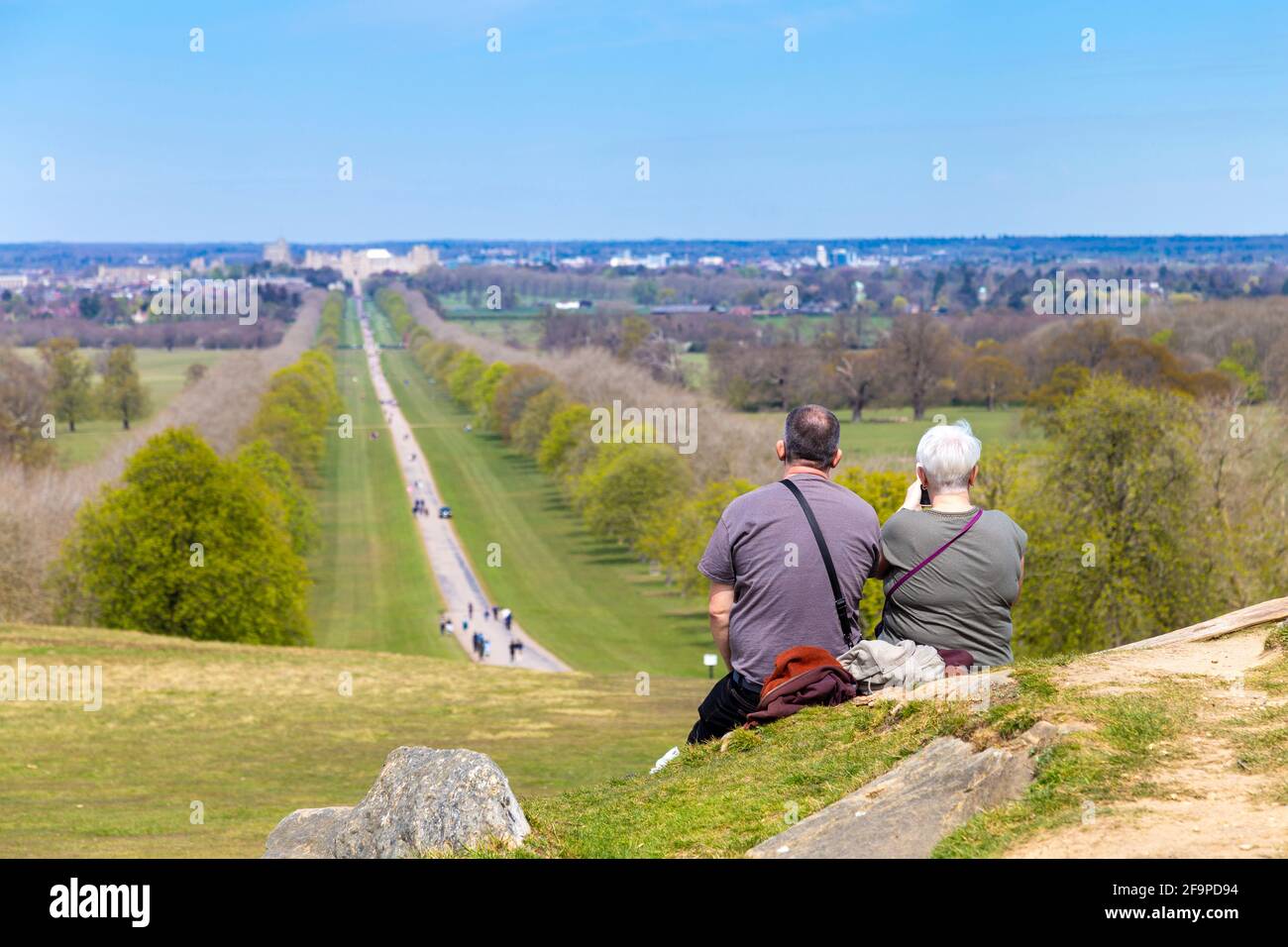 Couple enjoying view of Windsor Castle and the Long Walk from Snow Hill, Windsor, Berkshire, UK Stock Photo