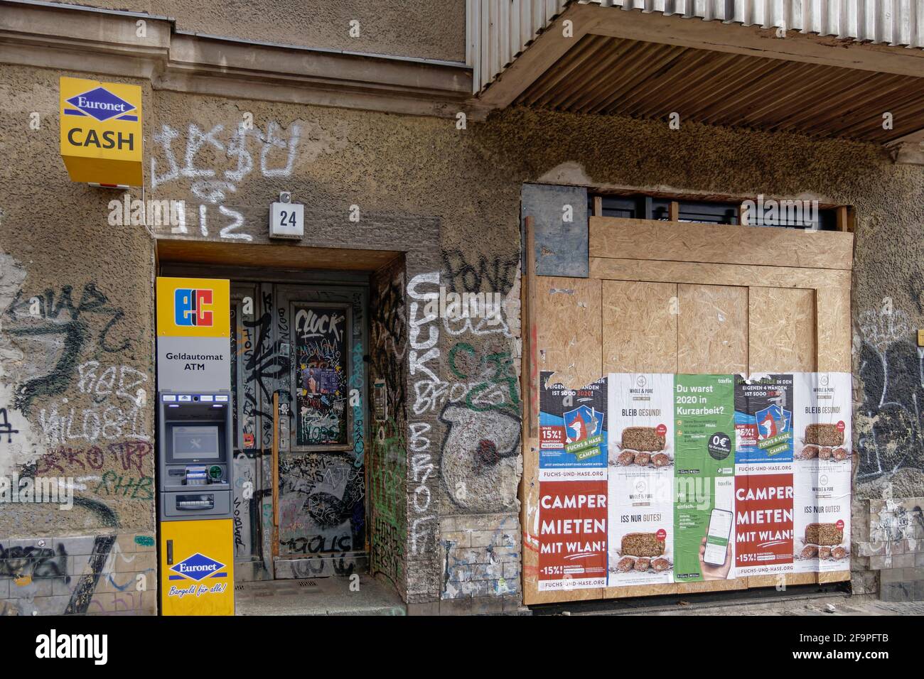 Geldautomat im Hauseingang, ATM, Cash, Bargeld Auszahlung, Kreuzberg, Berlin Stock Photo