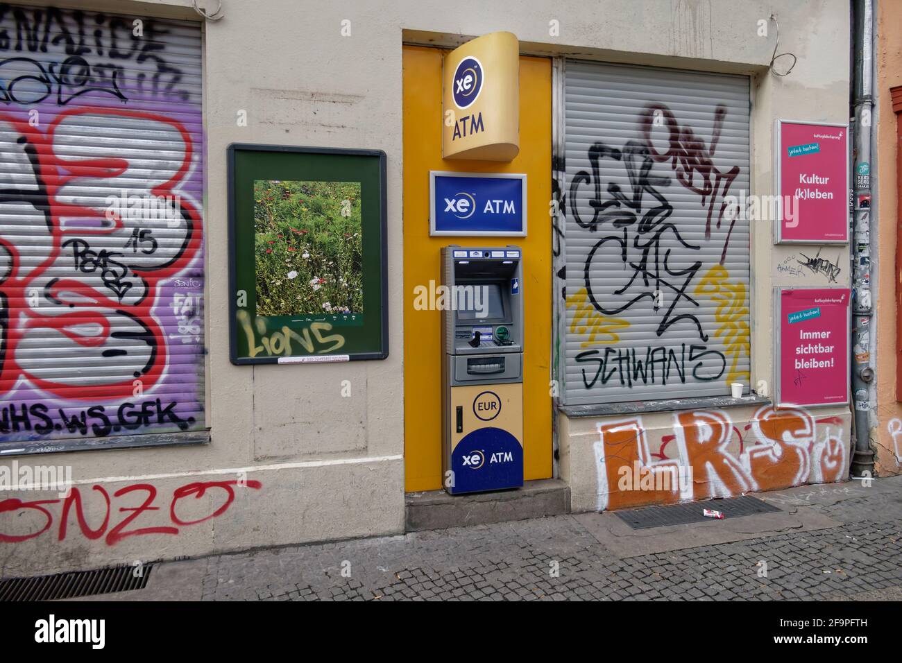 Geldautomat im Hauseingang, ATM, Cash, Bargeld Auszahlung, Kreuzberg, Berlin Stock Photo