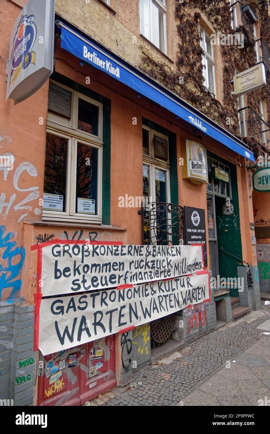 Milchbar Berlin, Protestplakate gegen Corona-Hilfen für Großkonzerne und verzögerte Hilfen für Gastronomen in der Corona-Krise, Berlin-Kreuzberg Stock Photo