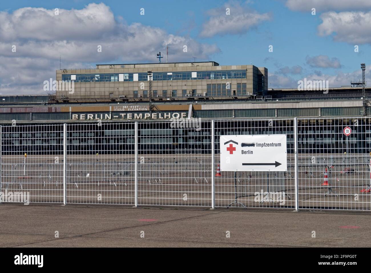 Corona Impfzentrum in Tempelhof, Tempelhofer Feld, Flughafen Tempelhof, Berlin Stock Photo