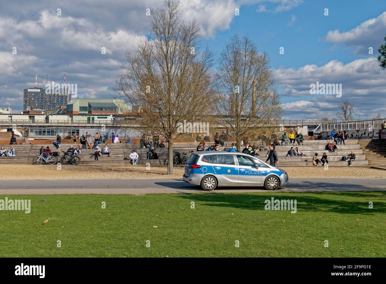 Park am Gleisdreieck, Polizeikontrolle zur Einhaltung der Corona-Regeln, Kreuzberg, Berlin, Deutschland Stock Photo
