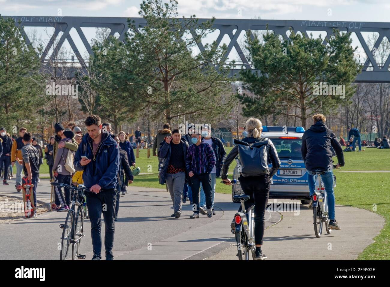 Park am Gleisdreieck, Polizeikontrolle zur Einhaltung der Corona-Regeln, Kreuzberg, Berlin, Deutschland Stock Photo