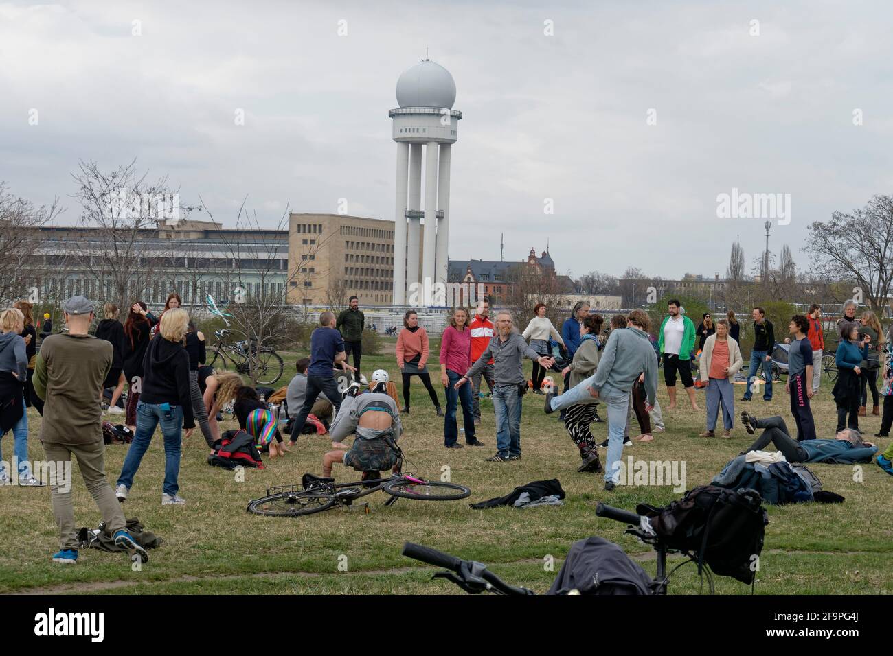 Goa Party auf dem Tempelhofer Feld in Berlin. Junge Leute tanzen auf dem Gelände des ehemaligen Flughafen Tempelhof trotz Corona-Pandemie, Berlin Stock Photo