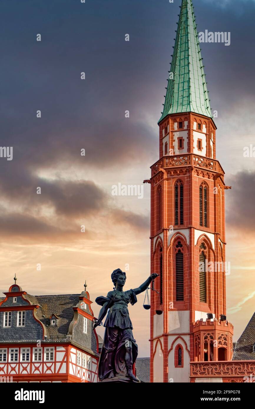 Gerechtigkeitsbrunnen mit der Alten Nikolaikirche, Römerberg, Altstadt, Frankfurt am Main, Hessen, Deutschland, Europa Stock Photo