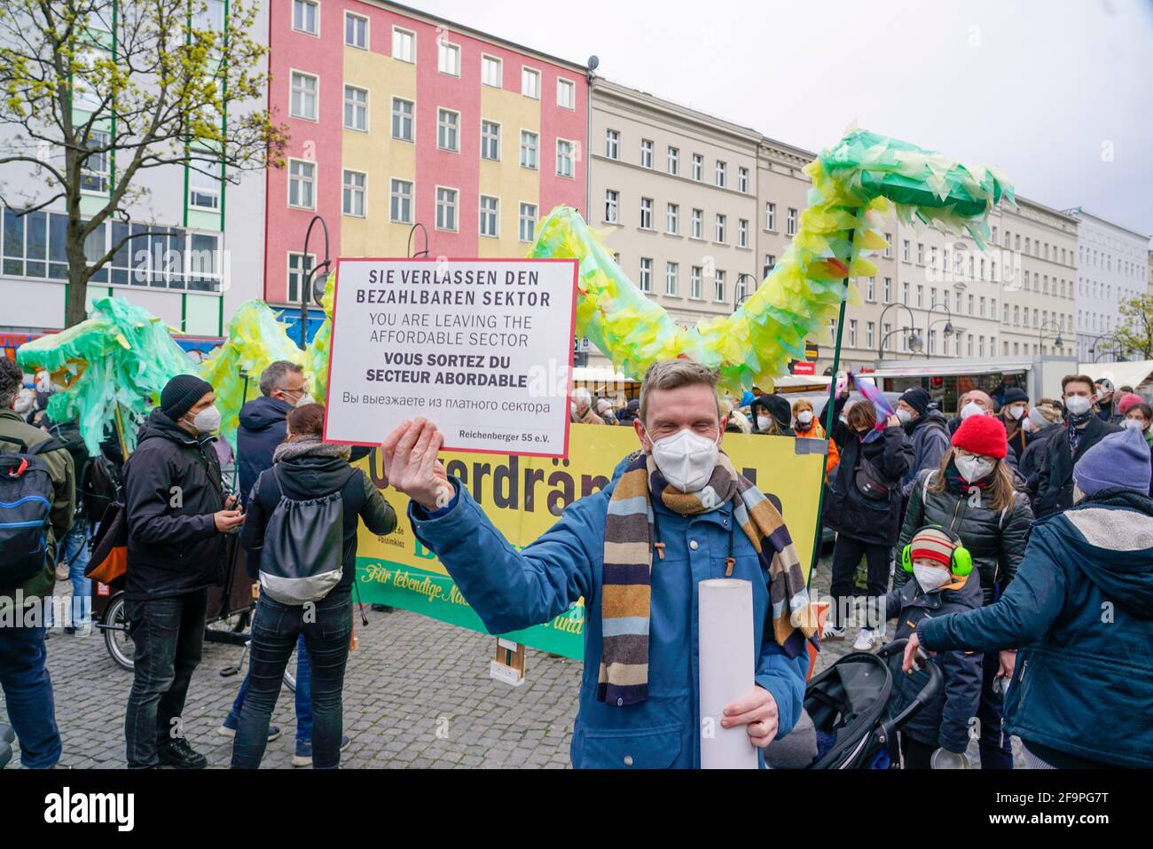 Demo am Hermannplatz am 15.4.2021 zum Protest gegen die Aufhebung des Mietendeckels in Berlin durch das Bundesverfassungsgericht Stock Photo