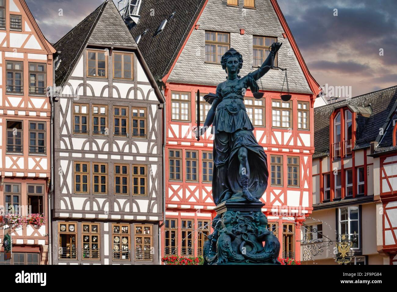 Gerechtigkeitsbrunnen , Justizia, Römerberg, Altstadt, Fachwerkhäuser,  Frankfurt am Main, Hessen, Deutschland, Europa Stock Photo
