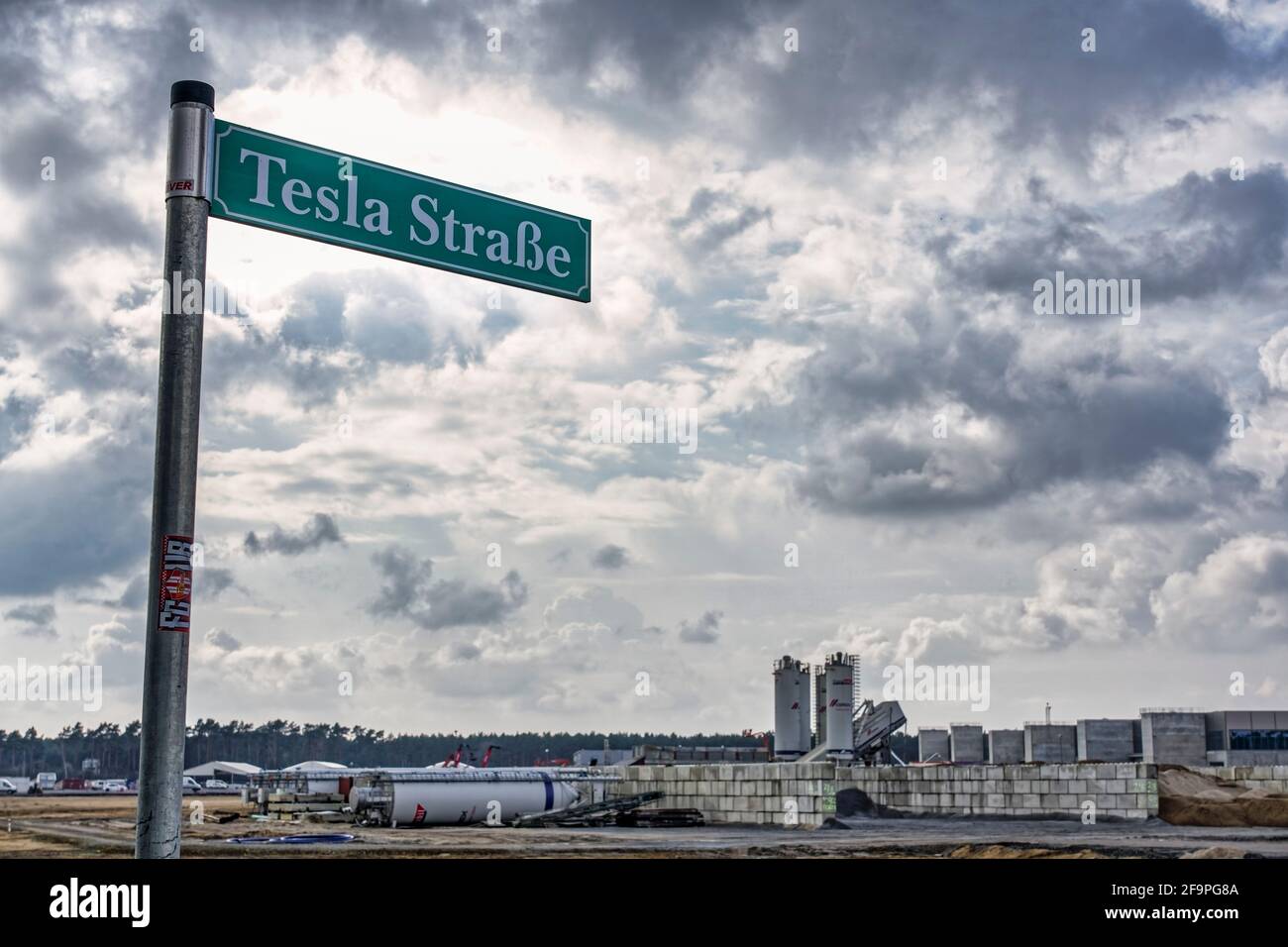 Tesla Gigafactory Grünheide, Brandenburg, Tesla Straße, Schild, Baustelle, Mark Brandenburg, Berlin , Deutschland, Europa Stock Photo