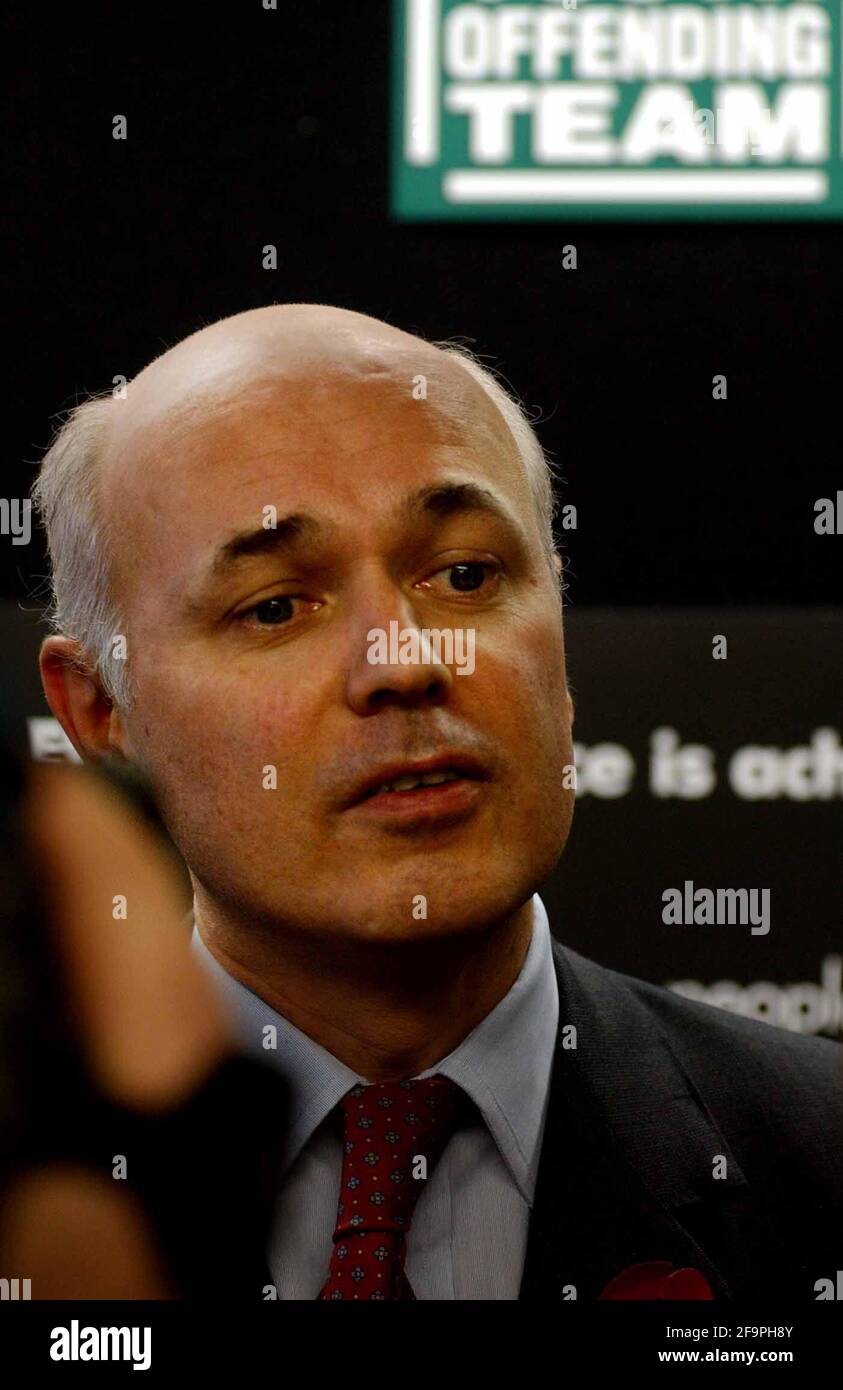 IAIN DUNCAN SMITH AT A PROJECT FOR YOUNG OFFENDERS AND THEIR VICTIMS  IN OXFORD.31/10/02 PILSTON Stock Photo