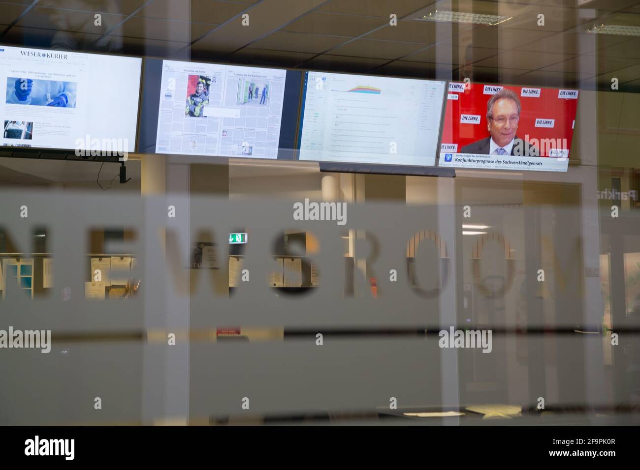 17.03.2021, Bremen, Bremen, Germany - View through the window of the newsroom of the local daily newspaper Weser Kurier. 00A210317D077CAROEX.JPG [MODE Stock Photo