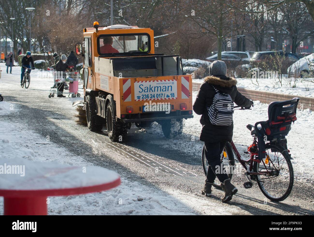 10.02.2021, Berlin, Berlin, Germany - Center - Winter service in a pedestrian zone. 0CE210210D007CAROEX.JPG [MODEL RELEASE: NO, PROPERTY RELEASE: NO ( Stock Photo