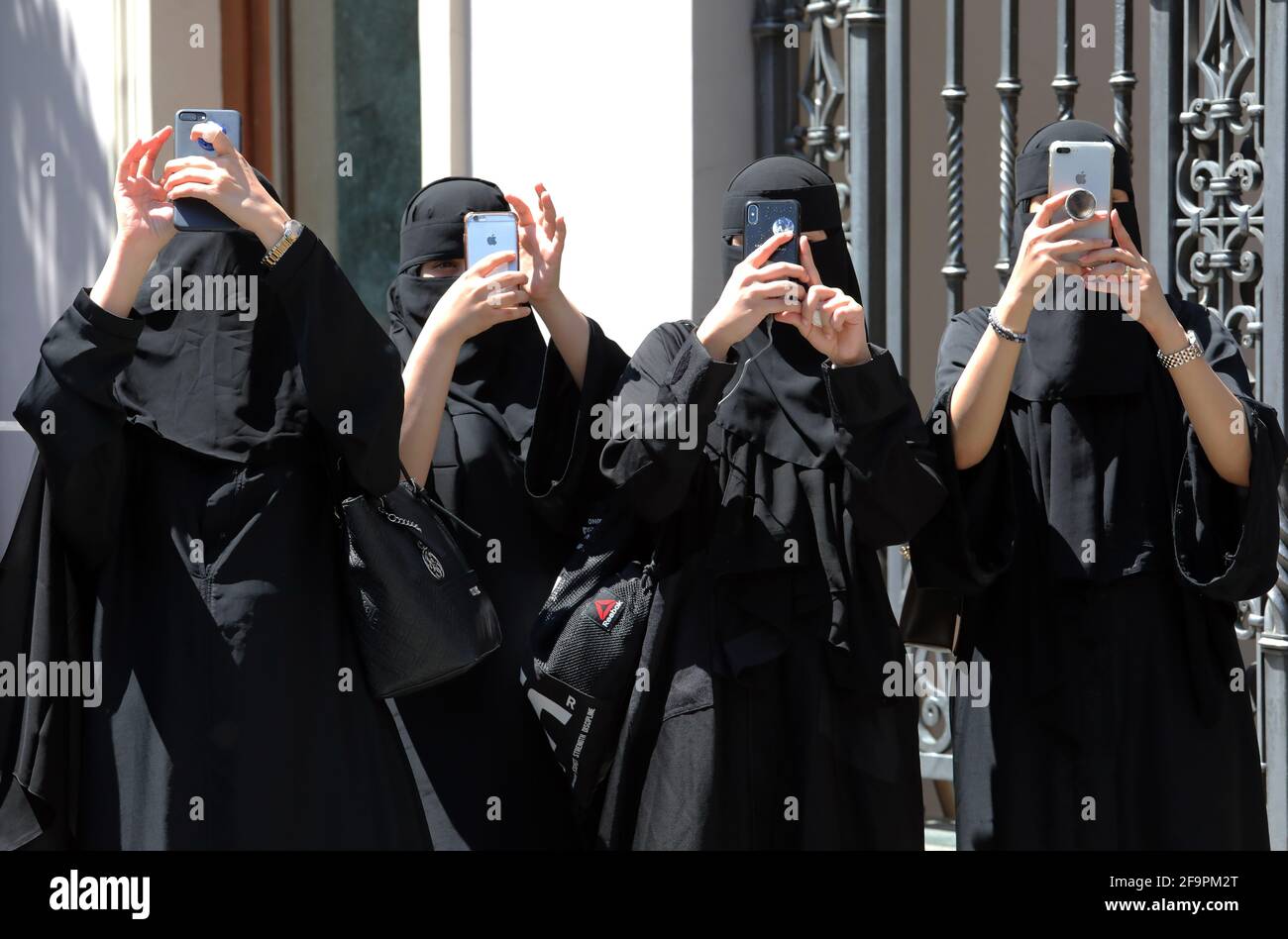 Muslim woman no face hi-res stock photography and images - Alamy