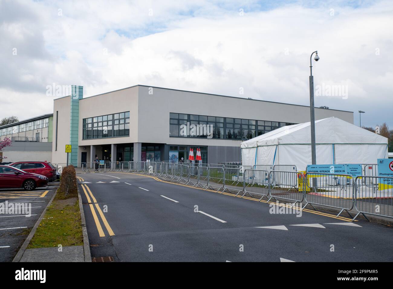 Athlone, Westmeath, Ireland, 20th April 2021. A Covid 19 vaccination centre  opens in the sports hall of AIT (Athlone Institute of Technology) at 9am on  the 21st April 2021. Credit: Eoin Healy/Alamy