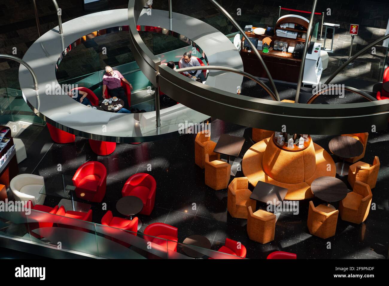 04.04.2018, Singapore, , Singapore - Guests sit in a cafe bar restaurant at The Shoppes at Marina Bay Sands shopping center. 0SL180404D027CAROEX.JPG [ Stock Photo