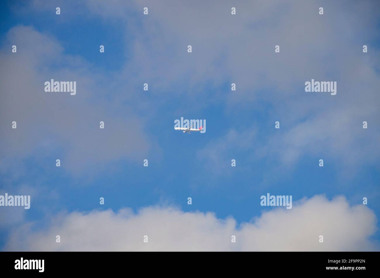 Passenger plane flies hi-res stock photography and images - Alamy