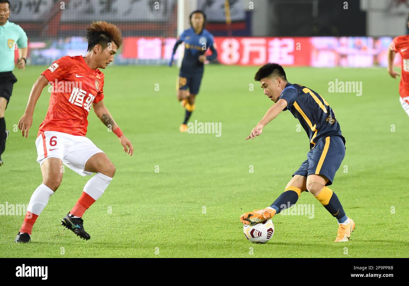 Guangzhou, China's Guangdong Province. 20th Apr, 2021. Zeng Chao (R ...