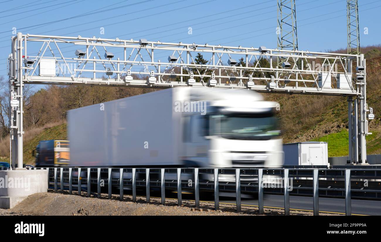 24.02.2021, Hagen, North Rhine-Westphalia, Germany - Truck driving under toll bridge on A45 freeway. 00X210224D076CAROEX.JPG [MODEL RELEASE: NO, PROPE Stock Photo