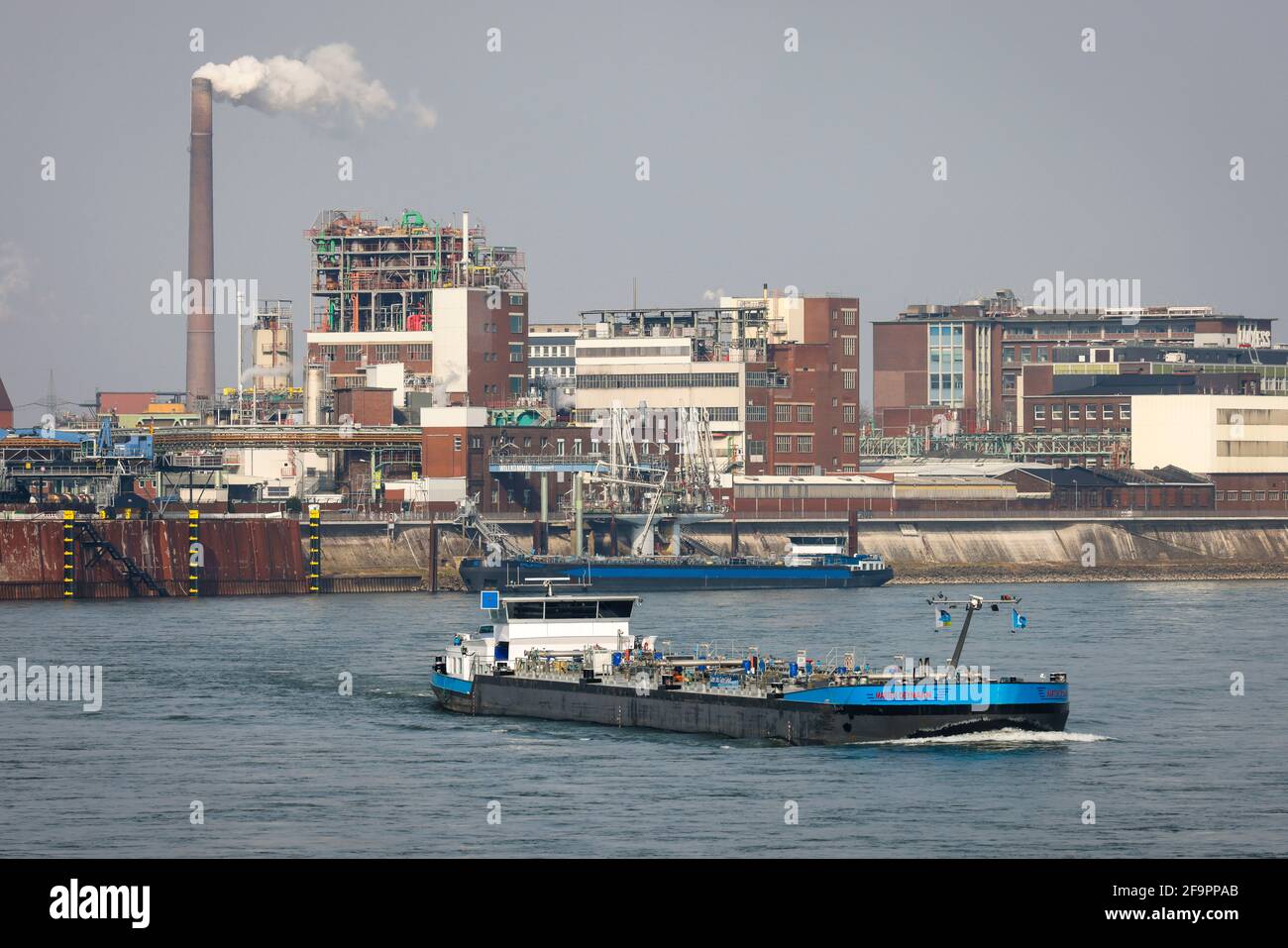 03.03.2021, Krefeld, North Rhine-Westphalia, Germany - Tanker sailing on the Rhine past the chemical plant Chempark Krefeld Uerdingen at the Rhine por Stock Photo