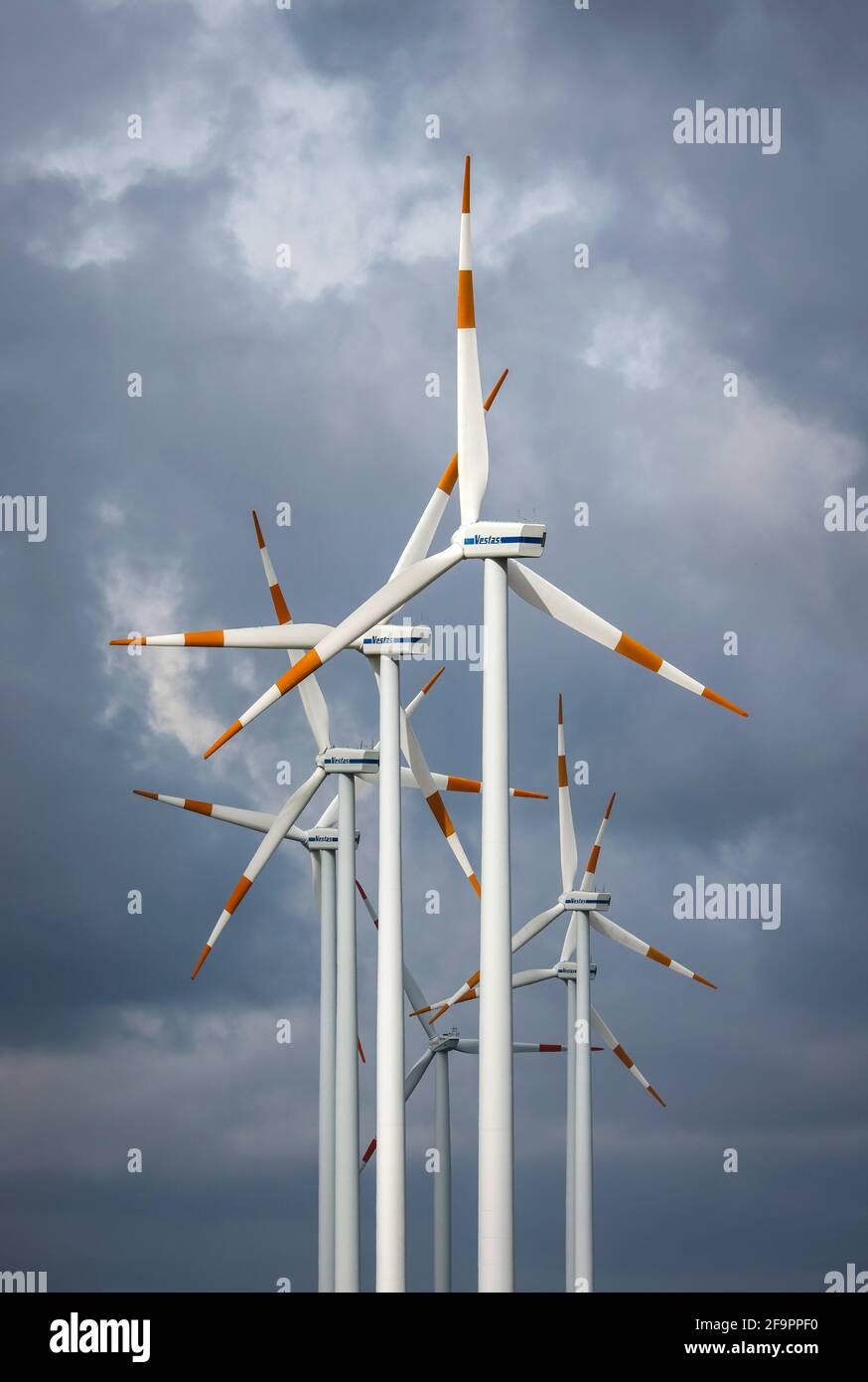 16.03.2021, Bedburg, North Rhine-Westphalia, Germany - Wind farm, Vestas  wind turbines against dark cloudy sky. 00X210316D037CAROEX.JPG [MODEL  RELEASE Stock Photo - Alamy