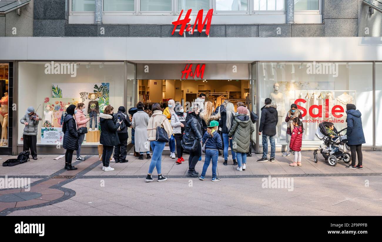Germany h&m store crowd hi-res stock photography and images - Alamy