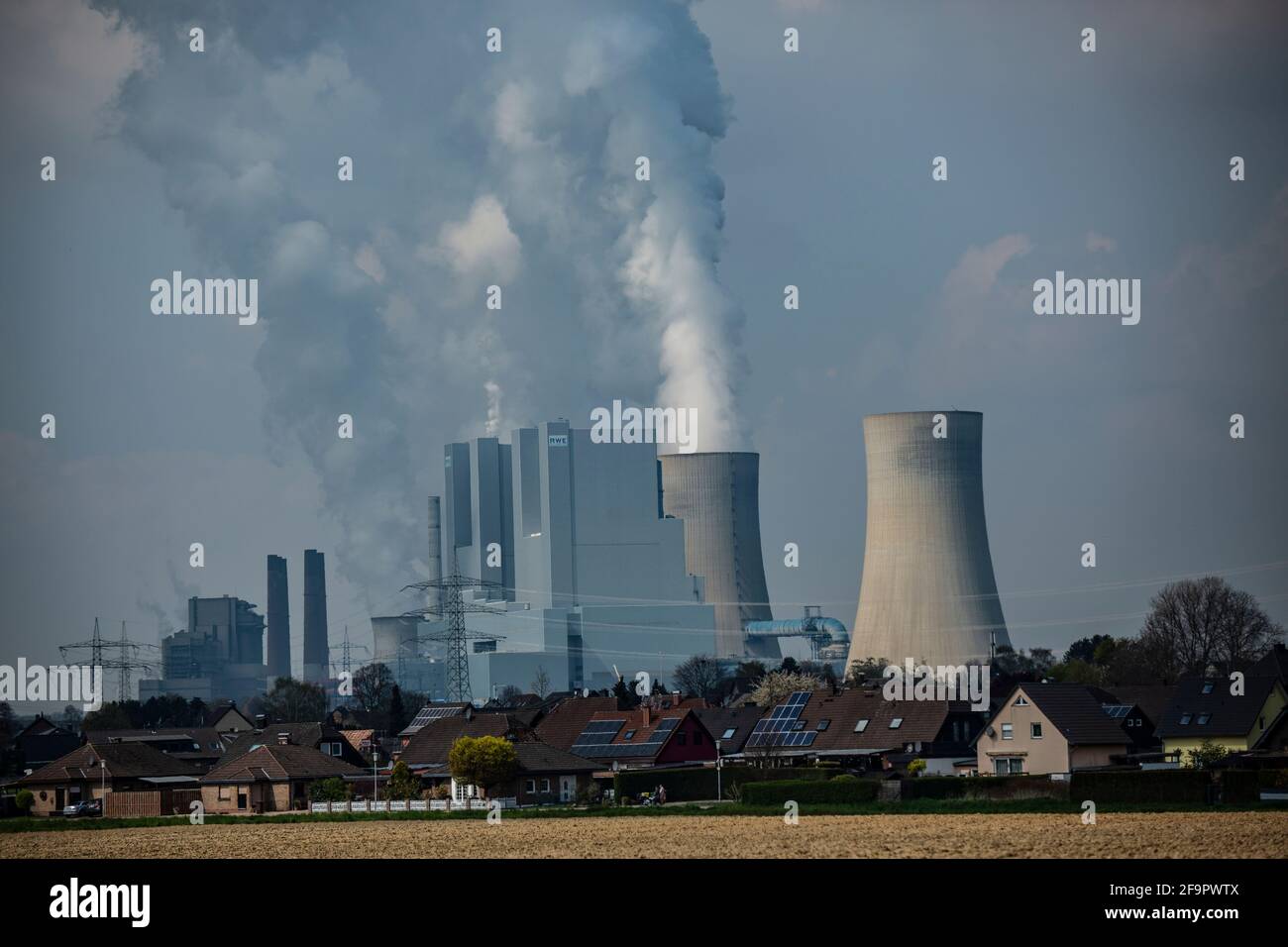 RWE Kraftwerk Neurath. Es ist das größte Kraftwerk in Deutschland mit 4400 Megawatt und das zweitgrößte Braunkohlekraftwerk Europas nach dem in Belcha Stock Photo