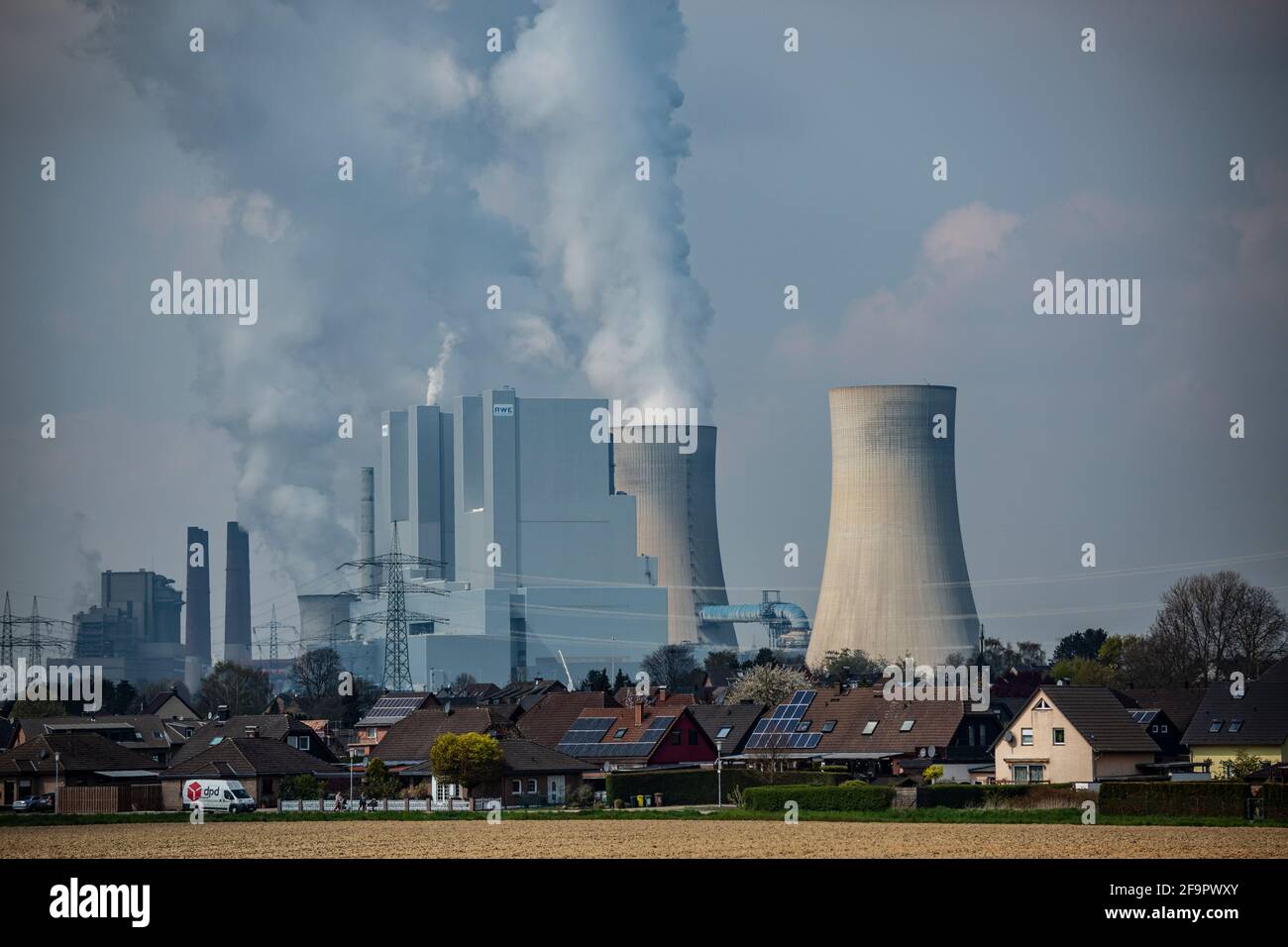 RWE Kraftwerk Neurath. Es ist das größte Kraftwerk in Deutschland mit 4400 Megawatt und das zweitgrößte Braunkohlekraftwerk Europas nach dem in Belcha Stock Photo
