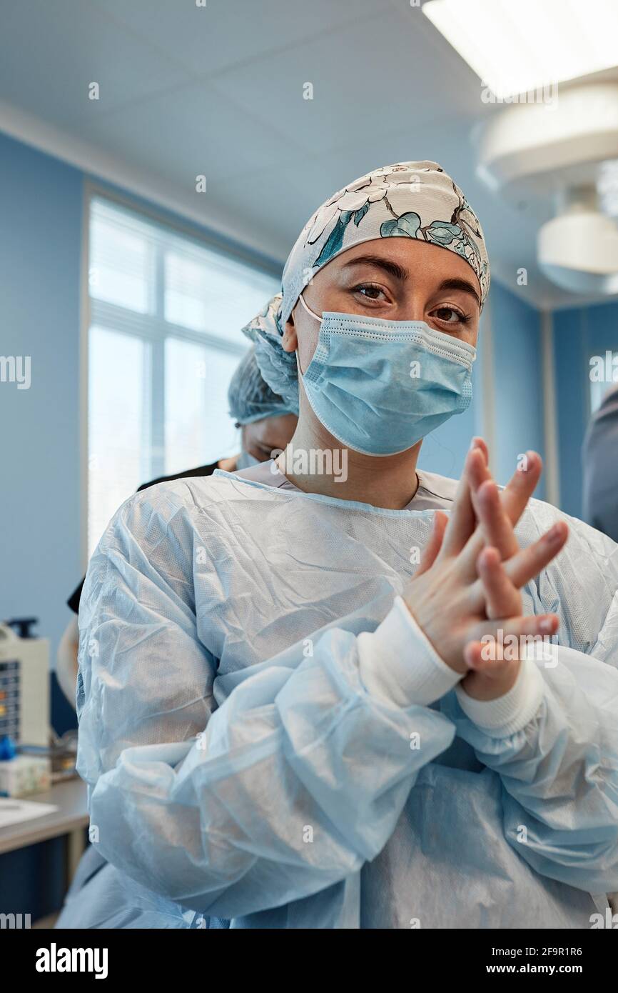 Dressed in surgeon cap hires stock photography and images Alamy