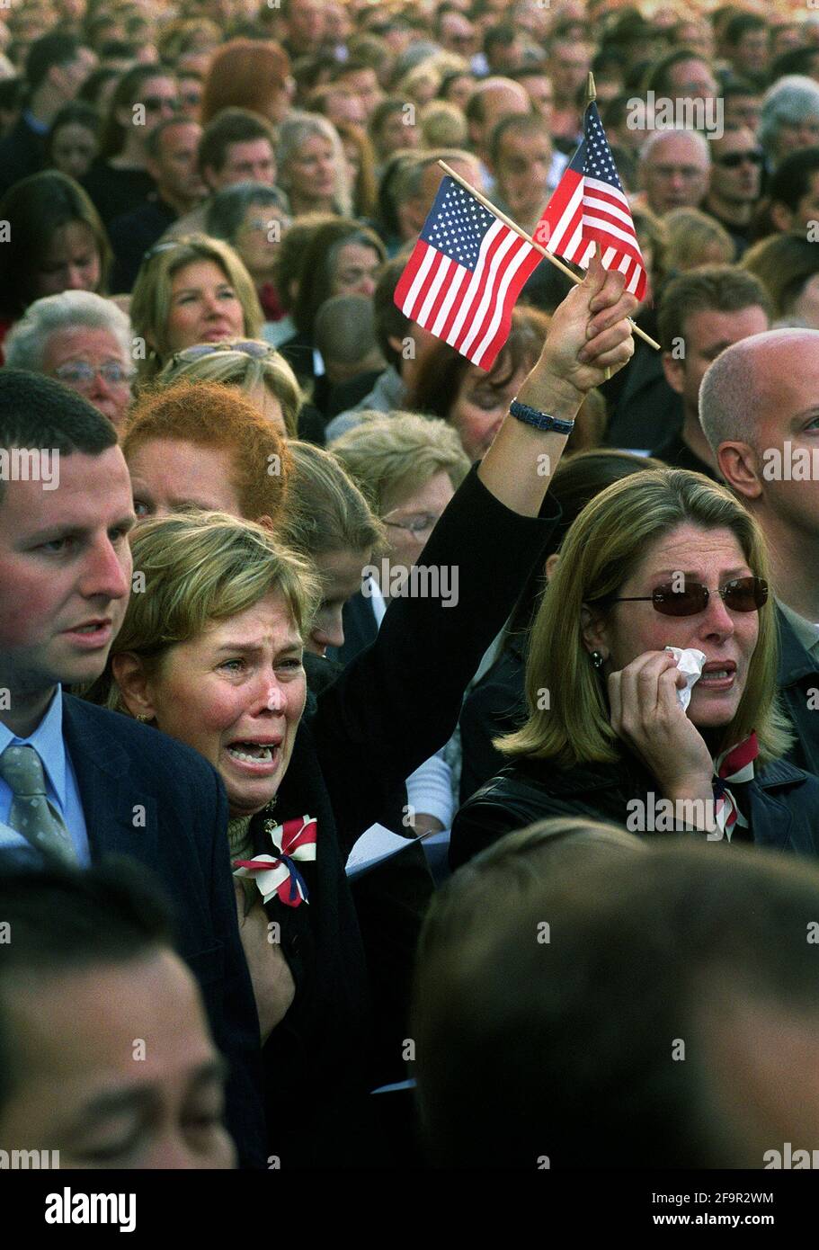 A WOMAN WEEPS OUTSIDE THE MEMORIAL FOR THE VICTIMS OF TERRORISM  IN AMERICA AT ST PAULS .14/9/01 PILSTON Stock Photo