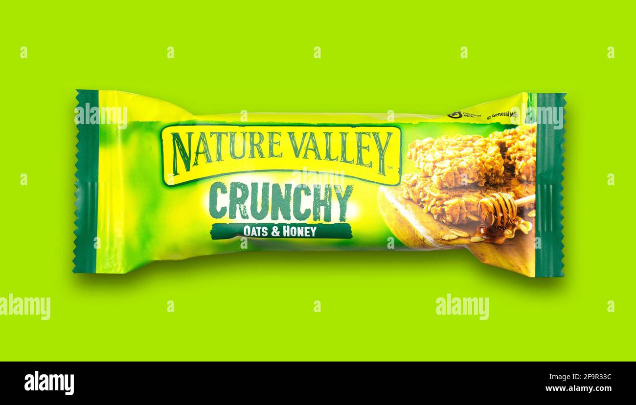 SWINDON, UK - APRIL 20, 2021: Nature Valley Crunchy Oats and Honey bar on a green background. Stock Photo