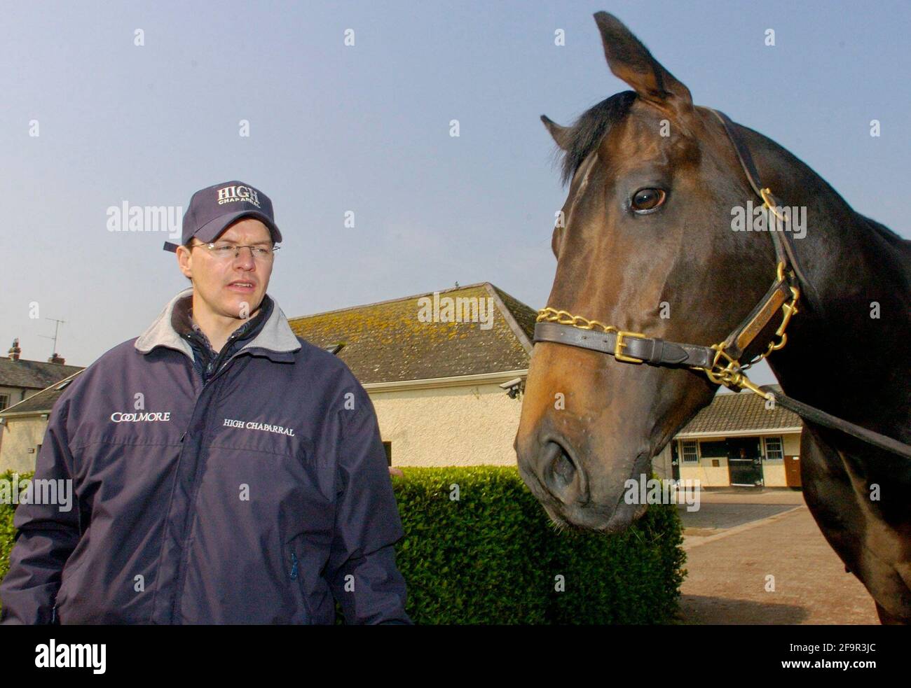 BALLYDOYLE STABLES IN IRELAND  AIDAN O'BRIEN  WITH FOOTSTEPSINTHESAND 25/4/2005 PICTURE DAVID ASHDOWNRACING Stock Photo