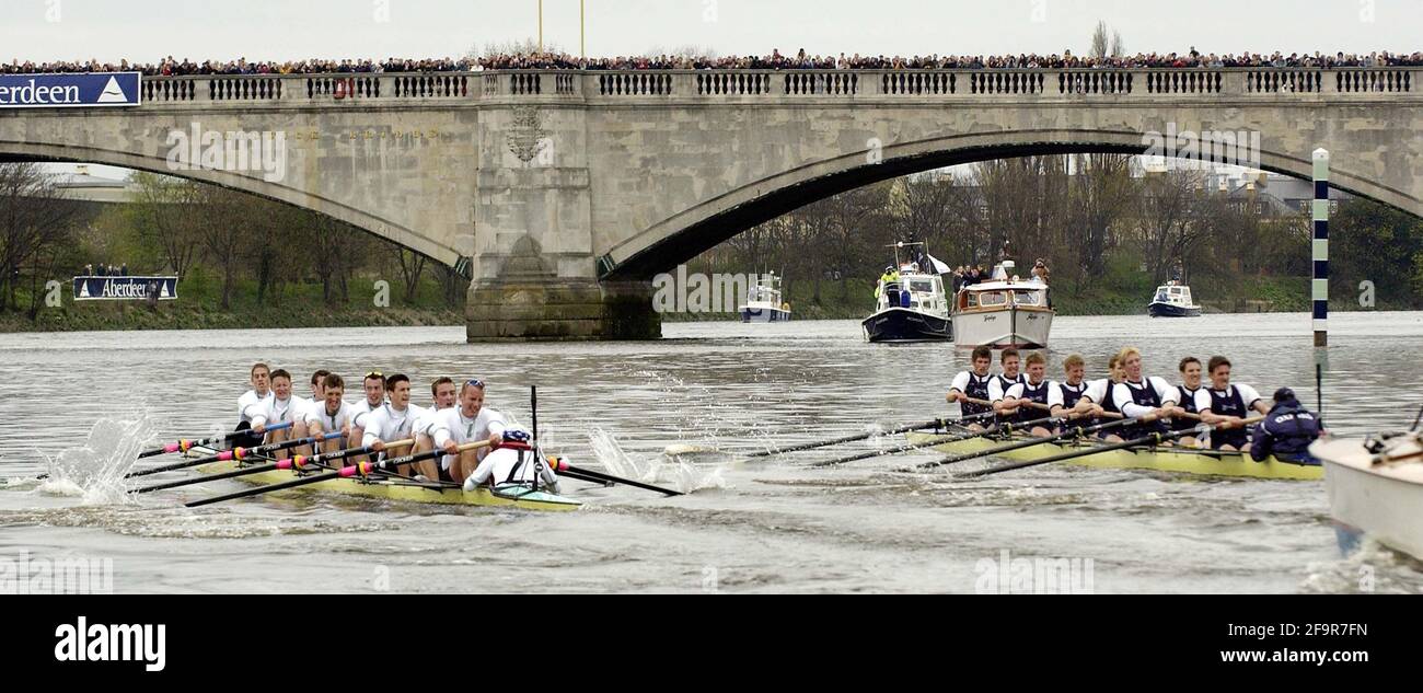 149th BOAT RACE OXFORD ON RIGHT OBOUT TO PASS THE WINNING POST 6/5/2003 PICTURE DAVID ASHDOWN Stock Photo