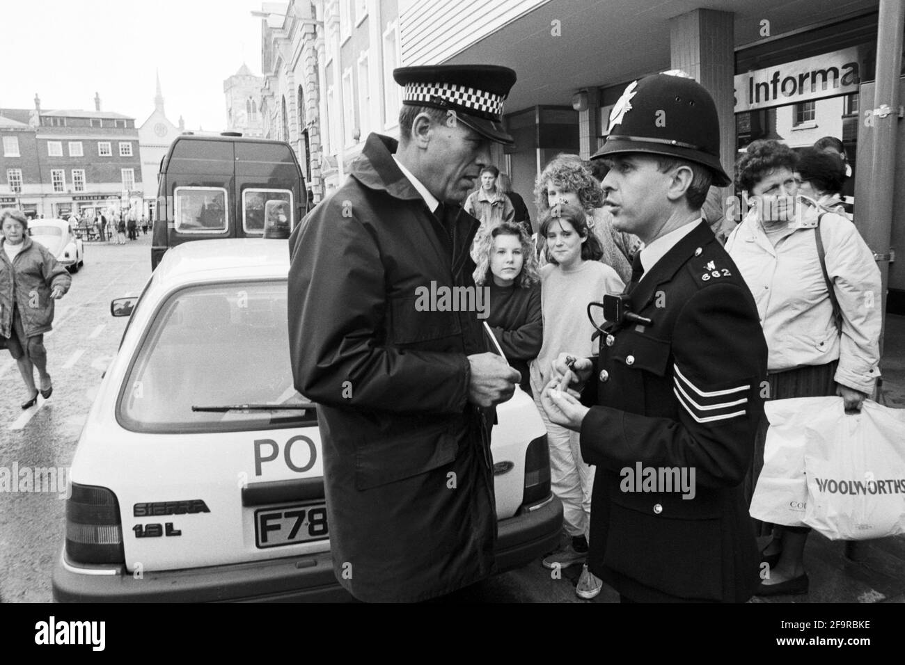 Policing in the 1990s. A Sergeant and his Inspector discus events in Castle Street Salisbury in 1990. Stock Photo