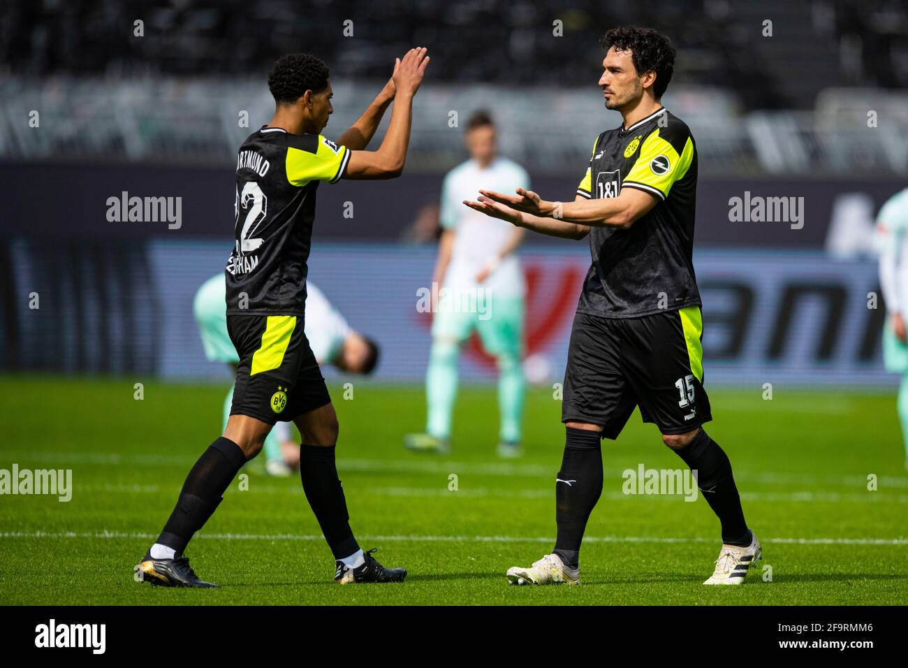 Clap before the game, new retro jersey, neon yellow, special jersey, Jude  BELLINGHAM (Borussia Dortmund) Mats HUMMELS (Borussia Dortmund) Soccer 1st  Bundesliga, 29th matchday, Borussia Dortmund (DO) - SV Werder Bremen (HB)