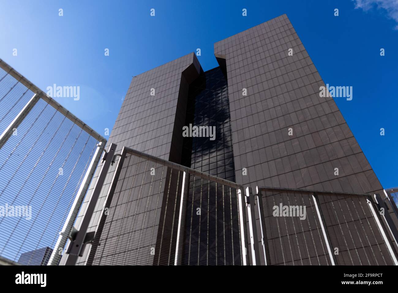 Minneapolis, USA. 19th Jan, 2019. The Hennepin County Courthouse in Minneapolis, Minnesota on April 20, 2021. The building is wrapped in multiple layers of security fencing. A verdict is anticipated as the murder trial against former Minneapolis police Officer Derek Chauvin advanced to jury deliberations. (Photo by Brian Feinzimer/Sipa USA) Credit: Sipa USA/Alamy Live News Stock Photo