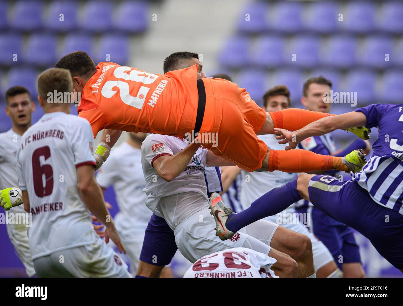 Aue, Germany. 20th Apr, 2021. Football: 2. Bundesliga, FC Erzgebirge Aue - 1. FC Nürnberg, Matchday 30, at Erzgebirgsstadion. Nuremberg's goalkeeper Christian Mathenia (M) jumps for the ball. Credit: Robert Michael/dpa-Zentralbild/dpa - IMPORTANT NOTE: In accordance with the regulations of the DFL Deutsche Fußball Liga and/or the DFB Deutscher Fußball-Bund, it is prohibited to use or have used photographs taken in the stadium and/or of the match in the form of sequence pictures and/or video-like photo series./dpa/Alamy Live News Stock Photo