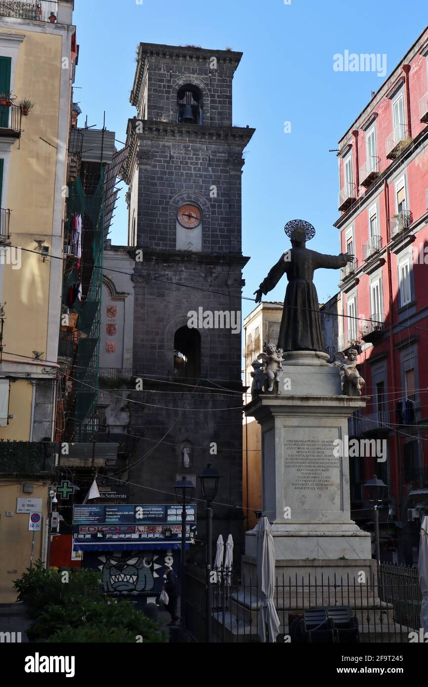 Napoli - Campanile della Basilica di San Lorenzo Maggiore da Vico Cinquesanti Stock Photo