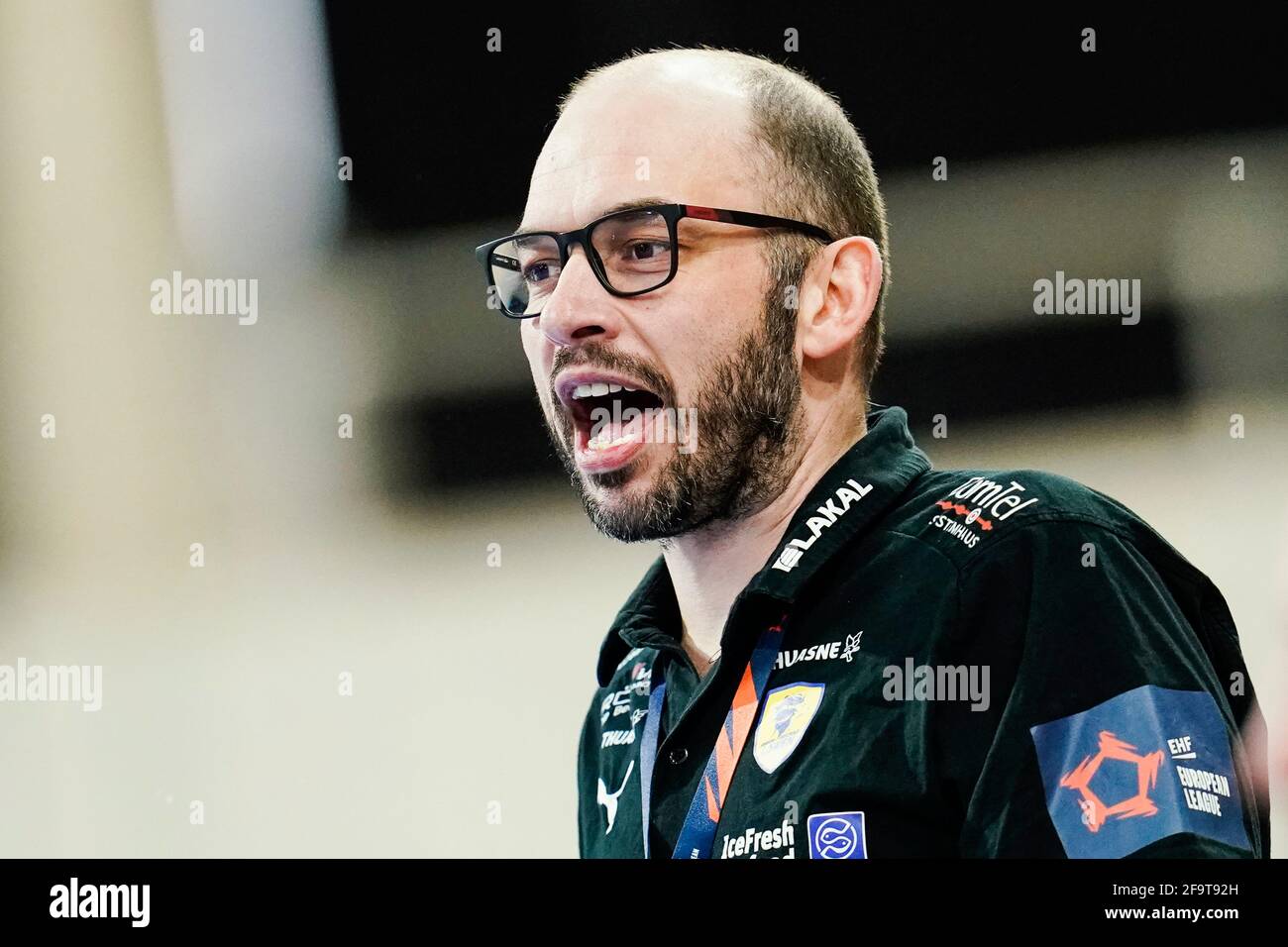 Heidelberg, Germany. 20th Apr, 2021. Handball: EHF European League, Rhein-Neckar Löwen - Medvedi Chekhov, knockout round, quarter-finals, second legs, SNP-Dome. Klaus Gärtner, co-trainer of the Rhein-Neckar Löwen, gives instructions. Credit: Uwe Anspach/dpa/Alamy Live News Stock Photo