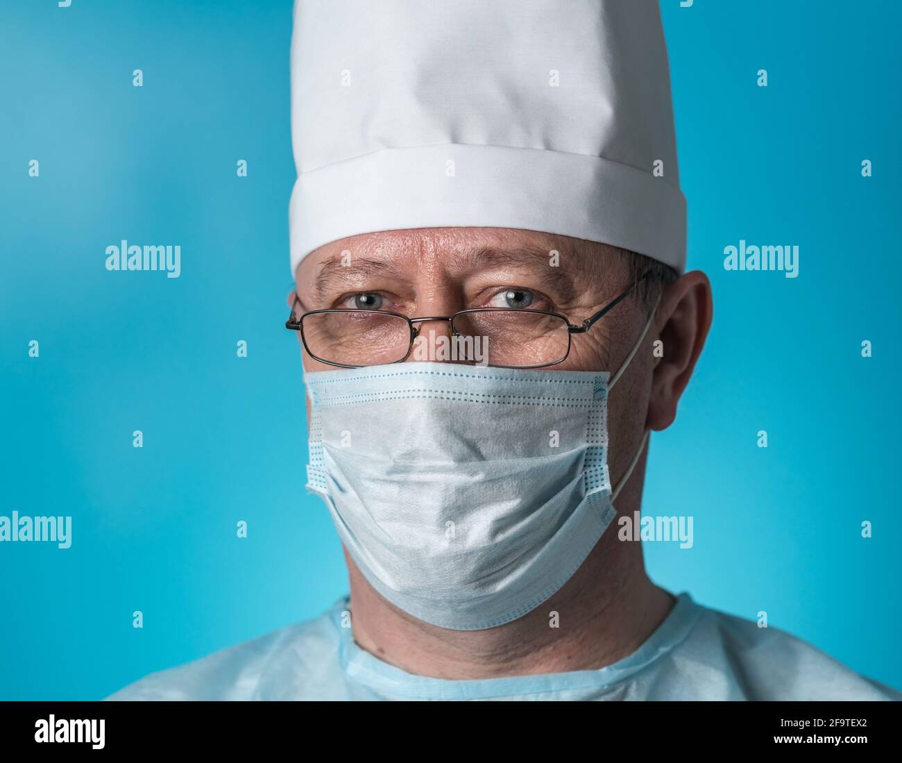 Male doctor surgeon wearing hat hi-res stock photography and images - Alamy