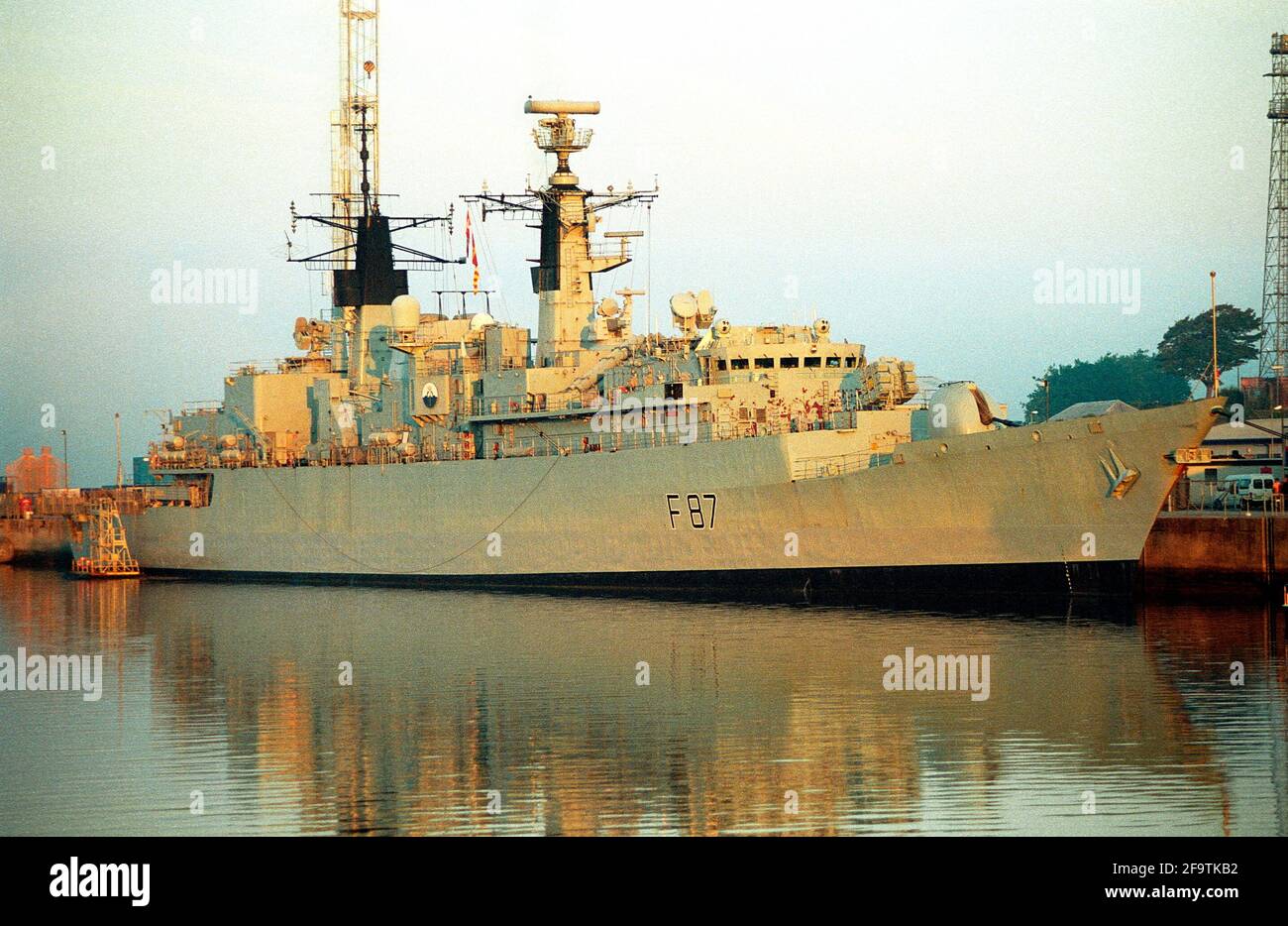 AJAXNETPHOTO. SEPTEMBER, 2003. DEVONPORT, PLYMOUTH, ENGLAND.  - HMS CHATHAM AWAITS A TOW TO DRY DOCK IN DEVONPORT ON A CALM SEPTEMBER MORNING.  PHOTO:JONATHAN EASTLAND/AJAX REF:309311 13 Stock Photo