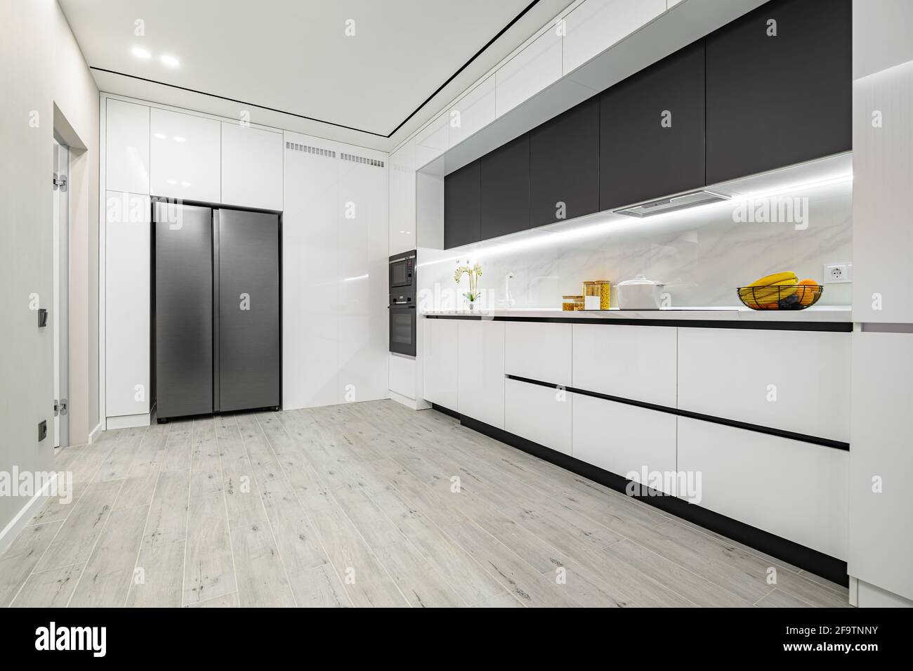 Luxury white and black modern marble kitchen Stock Photo - Alamy