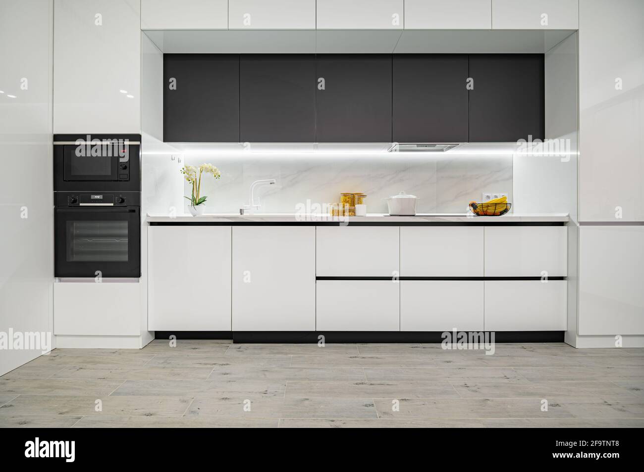 Minimalist kitchen hi-res stock photography and images - Alamy