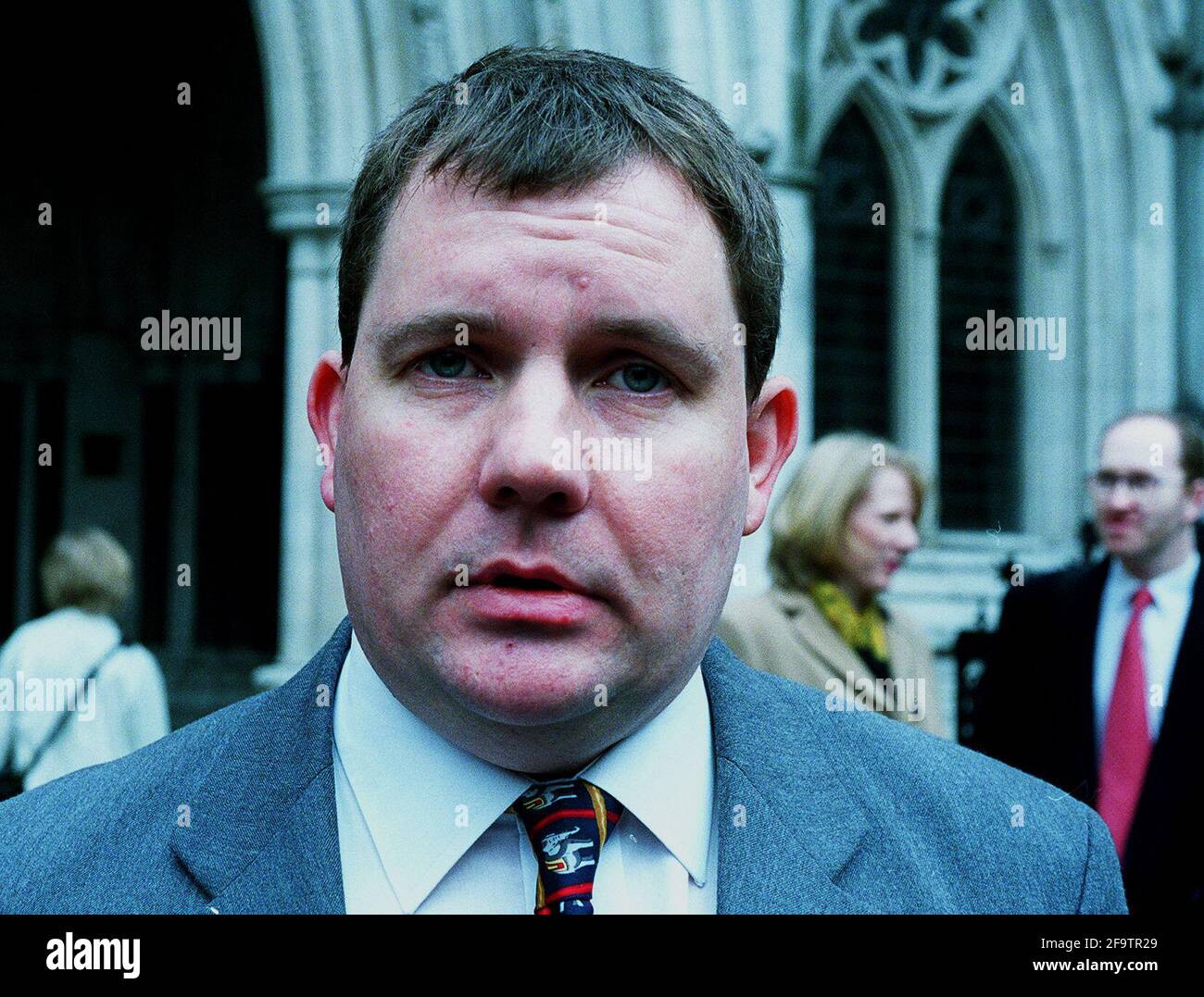 CHAIRMAN OF THE GROUP, GARETH WILLIAMS MARCH 2001 PROFESSIONAL CONTRACTORS GROUP AT THE HIGH COURT  TO CHALLENGE THE GOVERNMENT OVER INLAND REVENUE LEGISLATON (IR35). Stock Photo